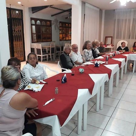 Hotel Manhattan Salinas Салинас Екстериор снимка
