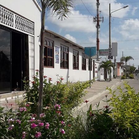 Hotel Manhattan Salinas Салинас Екстериор снимка